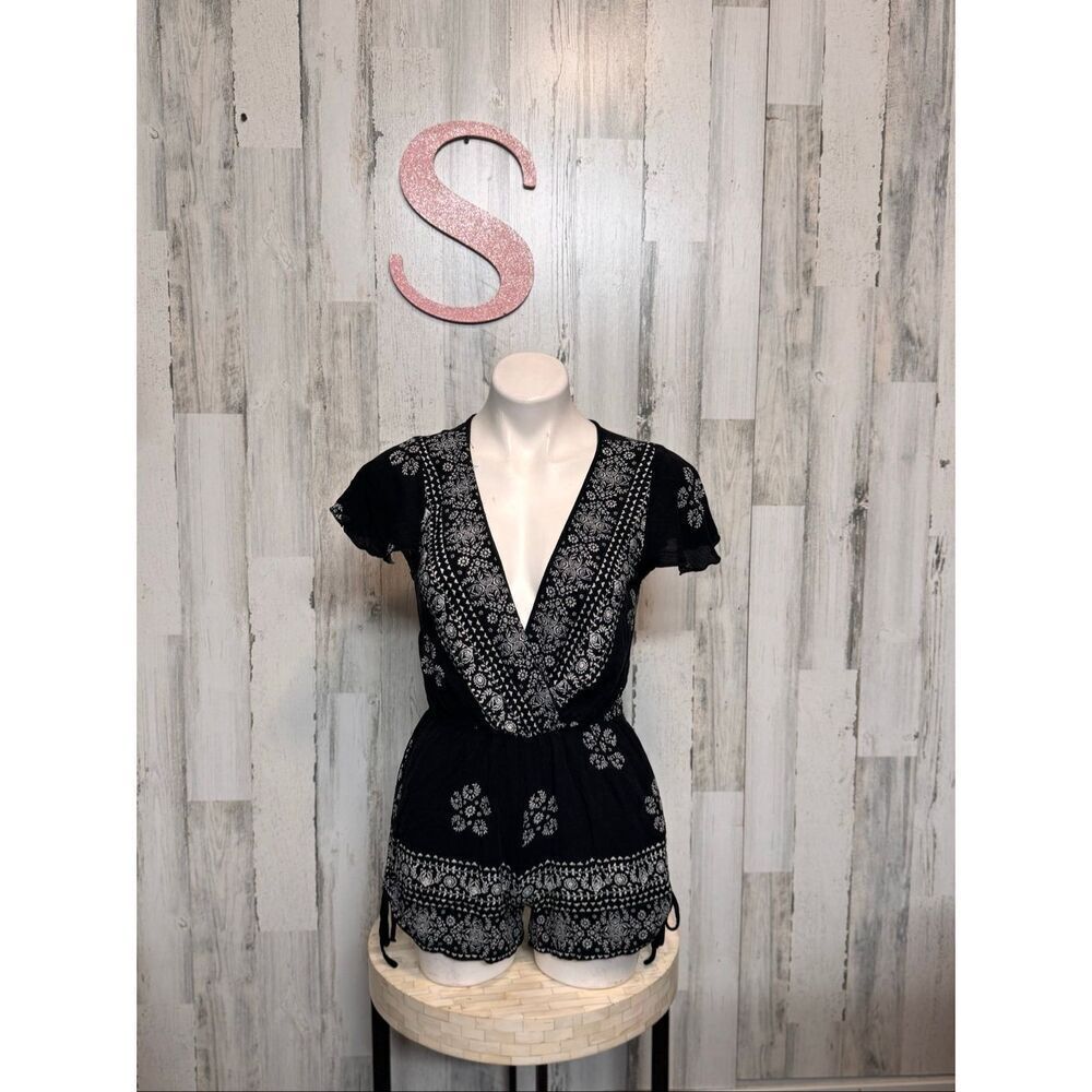Black Boho Floral Print V-Neck Short Sleeve Romper – Size Small